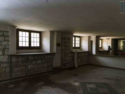 Conduce infatti nell'ambiente che conteneva il cineforum e la zona riservata agli spettacoli di piano bar